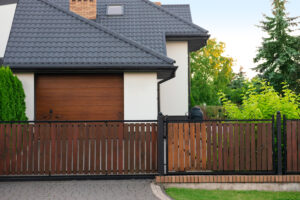 Grundstücksgrenzen, Nachbarn, Optik: Was bei Zäunen und Einfriedungen oft übersehen wird